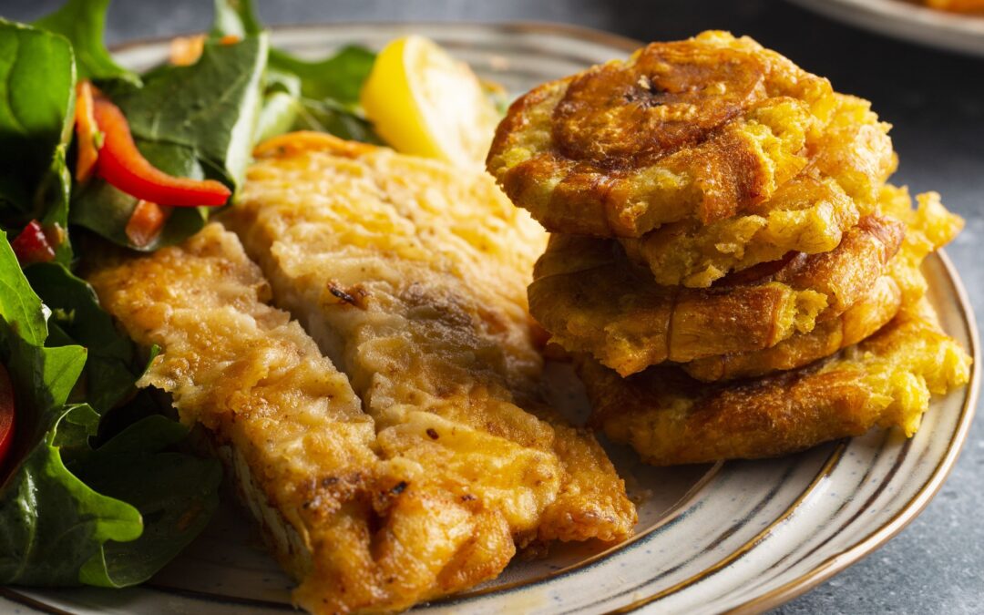 Pescado con Patacones” (Fish and Fried Green Plantains)