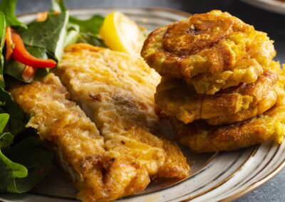 Pescado con Patacones” (Fish and Fried Green Plantains)