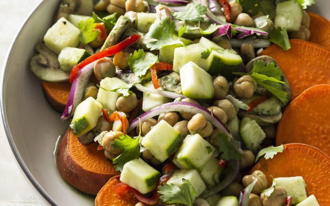 Spirulina-tossed vegetable salad